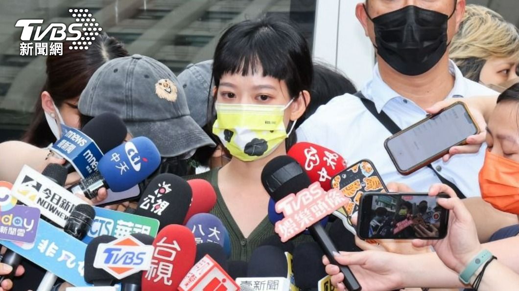 孟耿如在醫院外受訪。(資料照片/趙世平攝)