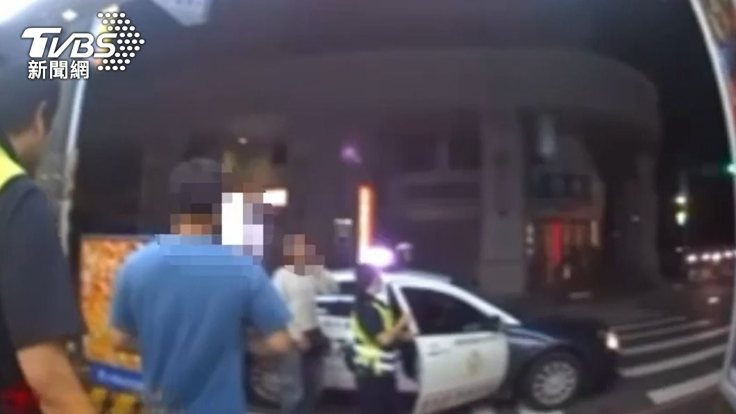 警方到場將毆人的2名男子帶回偵辦。(圖/TVBS)