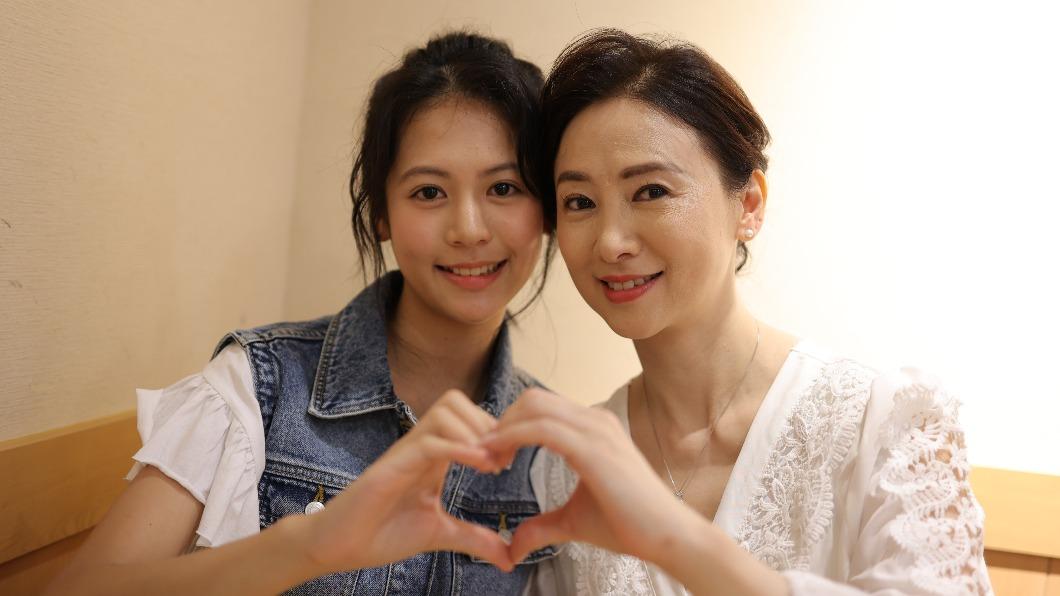 翁虹(右)帶女兒參與公益活動。(圖/台灣優質生命協會提供)
