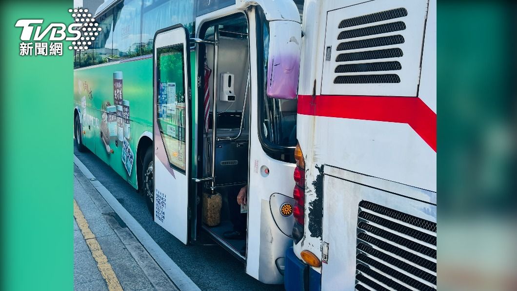 客運煞車不及追撞前方公車。(圖/TVBS)
