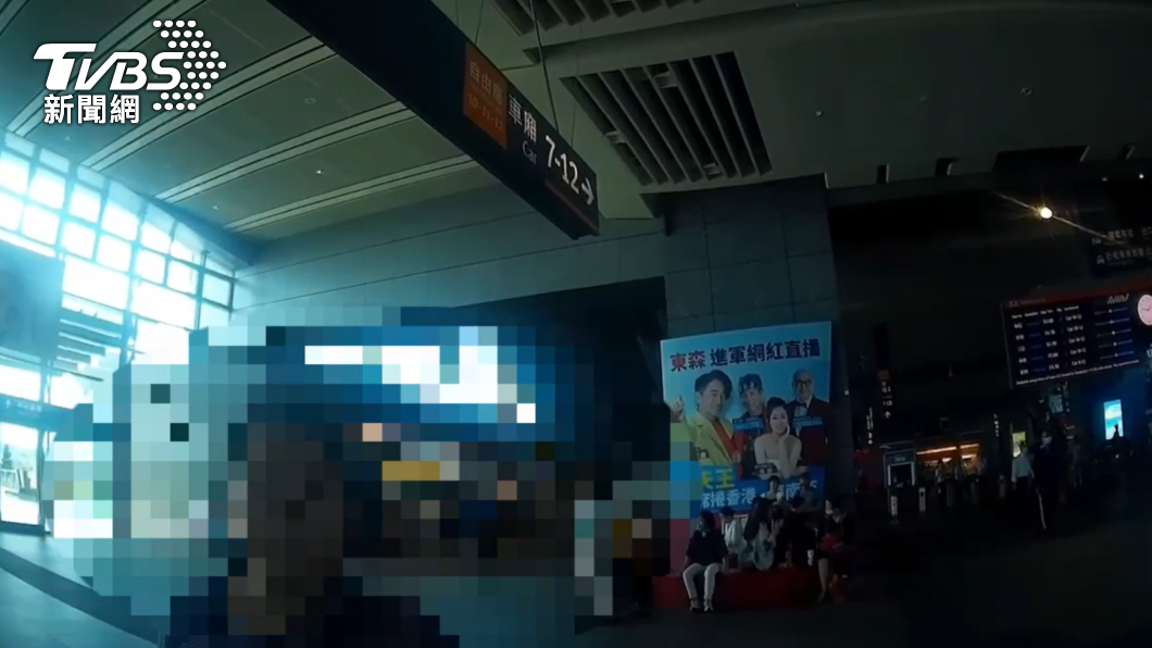 路過的旅客都嚇壞了。(圖/TVBS)