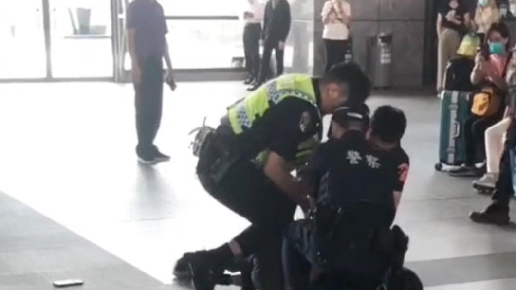 警方合力將婦人壓制。(圖/翻攝自社會事新聞影音)