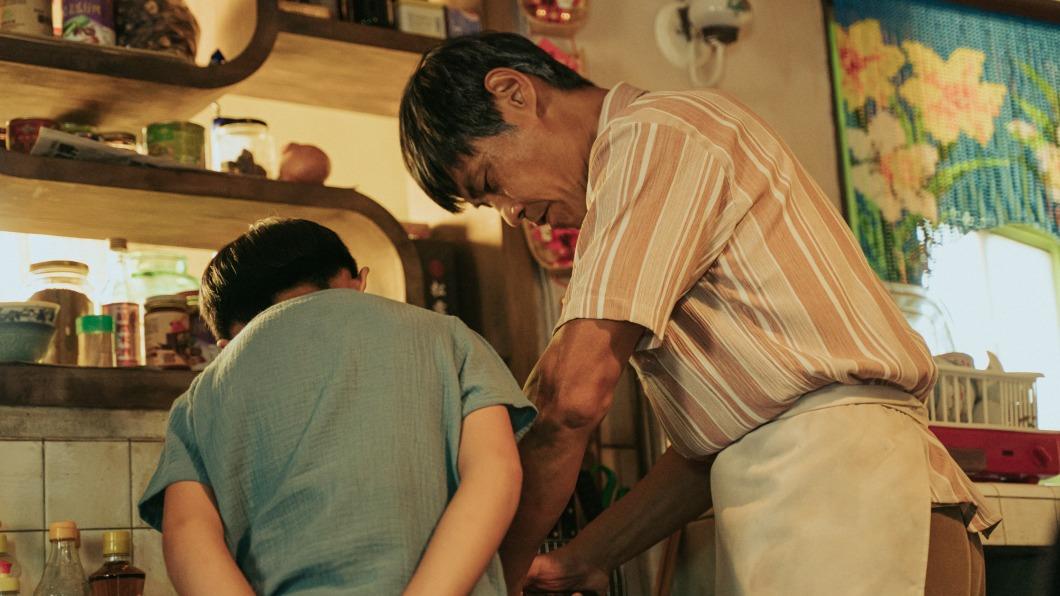 夏靖庭(右)飾演總舖師,親自教孫子阮柏皓廚藝。(圖/紅衣小女孩股份有限公司提供)
