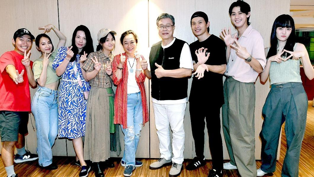 左起蔡昌憲、張甯、陳孝萱、嚴正嵐、楊麗音、楊烈、姚淳耀、李玉璽、陳立庭齊聚一堂歡慶正式殺青。。(圖/華視提供)