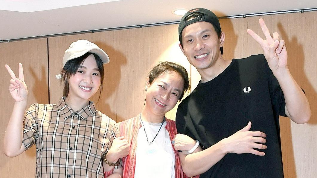 嚴正嵐、楊麗音、姚淳耀,劇中意外同居成為室友。(圖/華視提供)