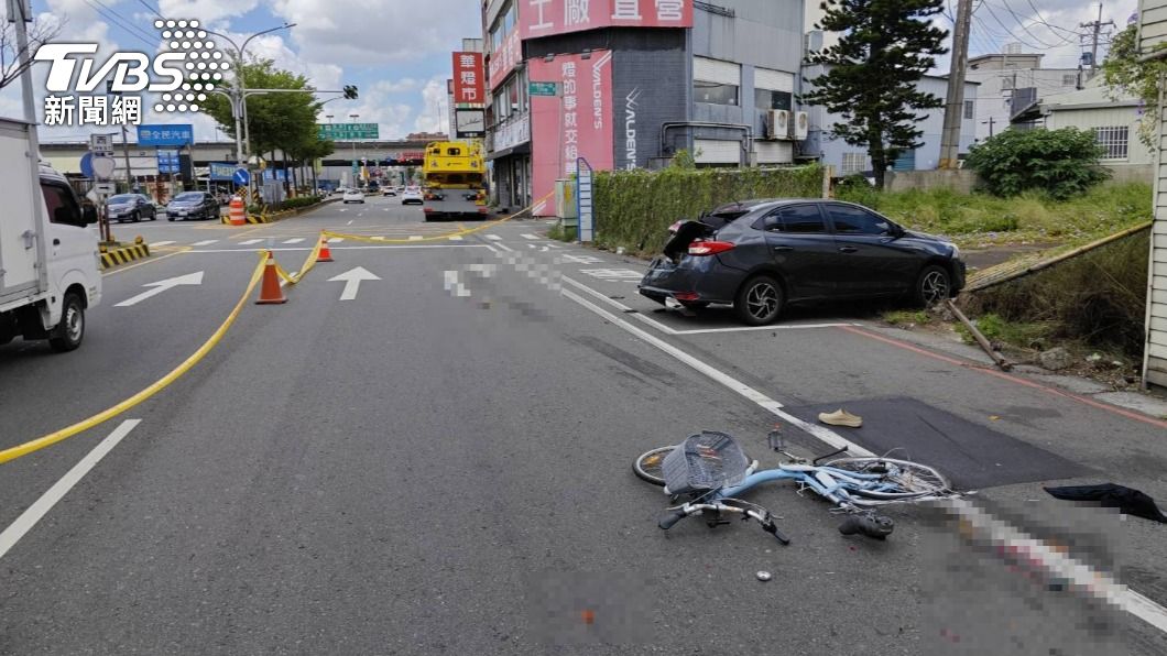 腳踏車騎士當場死亡。(圖/TVBS)