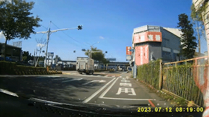 轎車被撞進圍籬內。(圖/TVBS)