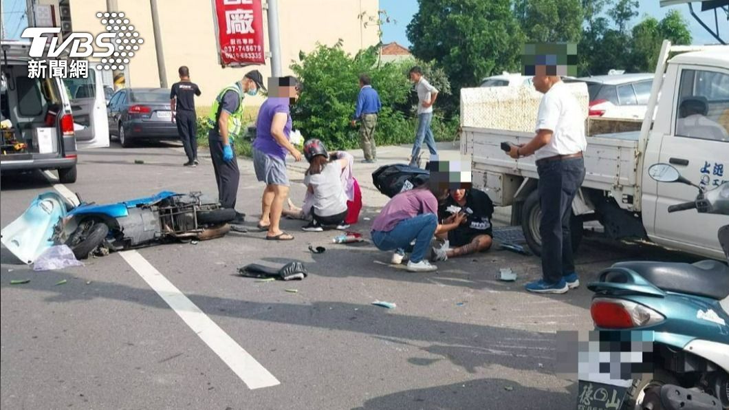 地上一大灘血！無照少年、六旬婦碰撞　熱心民眾停下幫忙