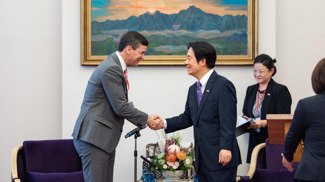 副總統賴清德今(12日)於總統府內接見巴拉圭共和國總統當選人貝尼亞伉儷。(圖/總統府提供