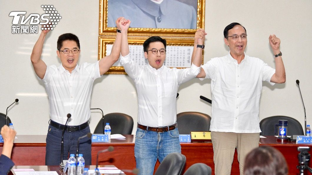 國民黨今提名文傳會副主委林家興(中)參選台中大里區立委。(圖/胡瑞麒攝)