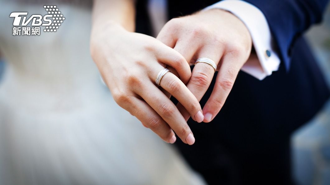 人夫戴2年「冒牌婚戒」!妻抓包氣到想拔管 真相曝光網淚讚:好男人