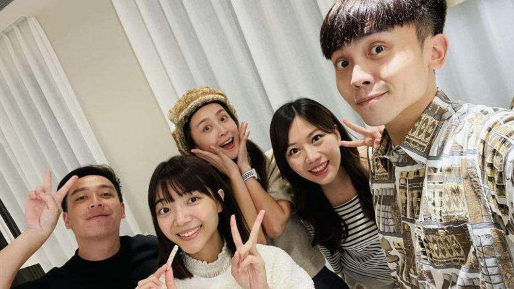 黃豪平去年入厝,當時女友周宇柔(白衣)就在身旁。(圖/翻攝自黃豪平臉書)