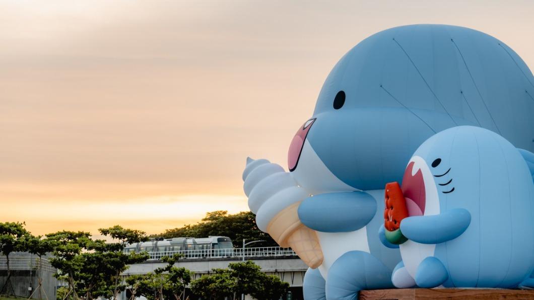 搭配的夕陽畫面,許多人都忍不住停下拍照。(圖/高雄市政府提供)