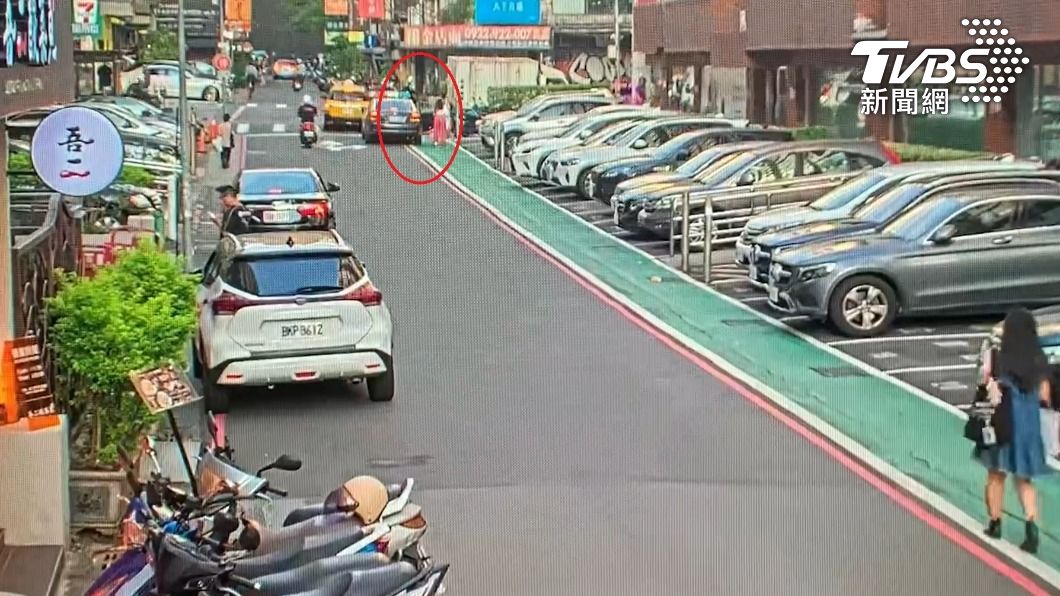 警員護送林襄至附近的路口讓她下車。(圖/TVBS)