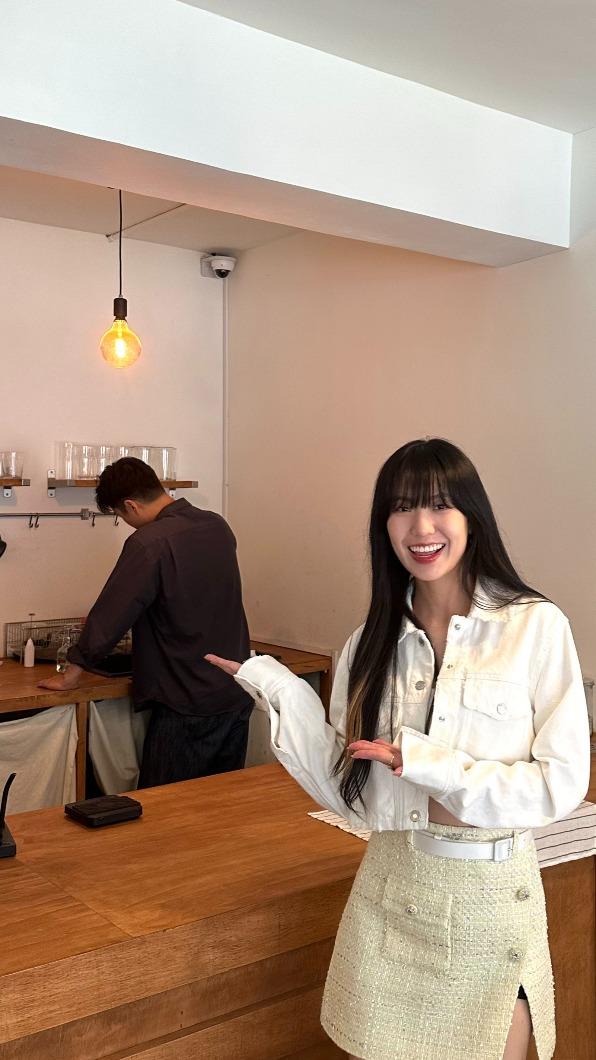 孫盛希特地到弟弟咖啡廳拍攝。(圖/滾石唱片提供)