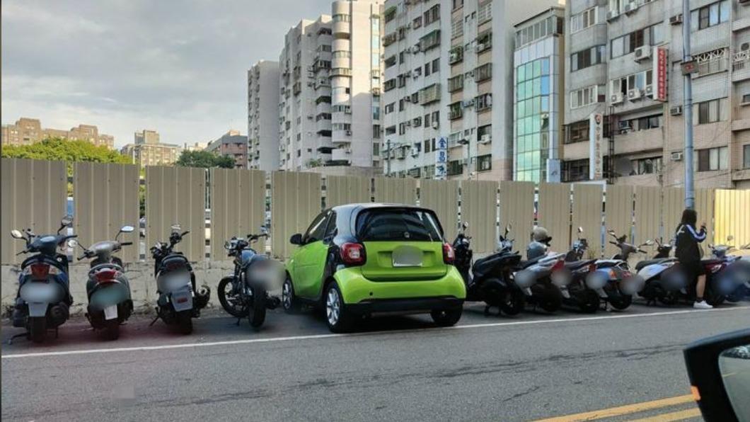 該輛小型車實際上有停在白線,不過因還是屬於汽車仍不能停機車格。(圖/翻攝自路上觀察學院)
