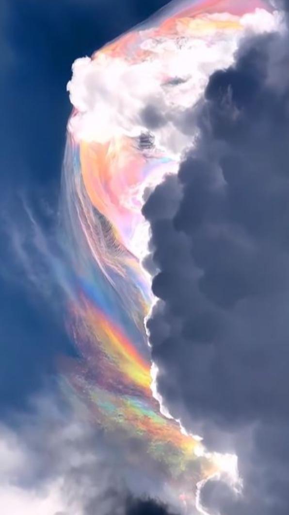 NASA解釋,此天文現象名為菌蓋彩雲。恐是劇烈天氣即將發生的警訊。(圖/翻攝自TikTok)