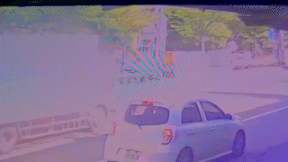 單車騎士在起重機前方被撞。(畫面經慢速處理、圖/TVBS)