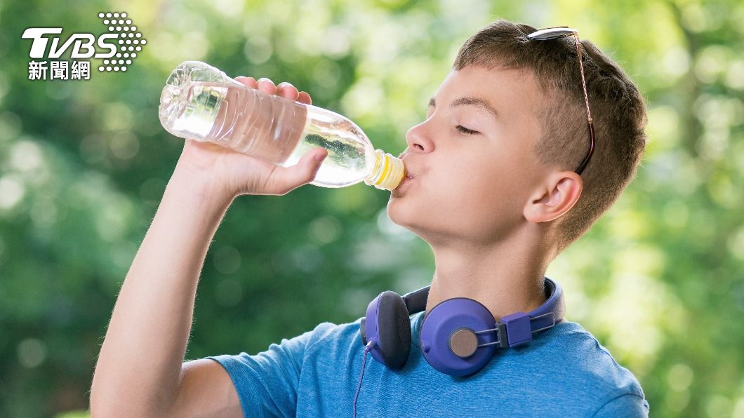 水和運動飲料交替吸收很重要。(示意圖/達志影像shutterstock)