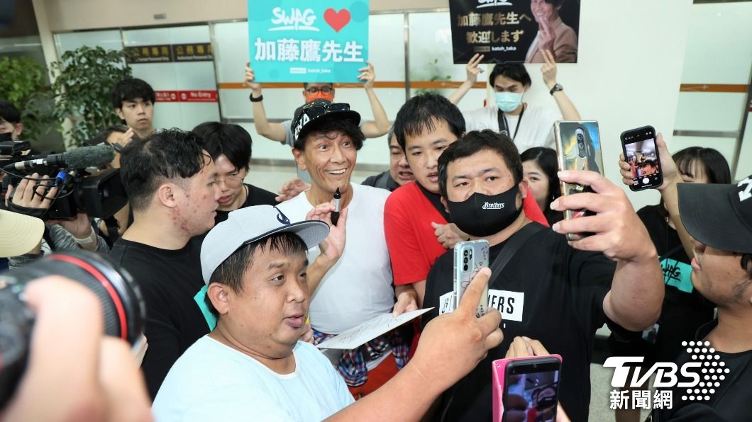 許多男粉在松山機場守候,要跟加藤鷹合照。(圖/趙世平攝)