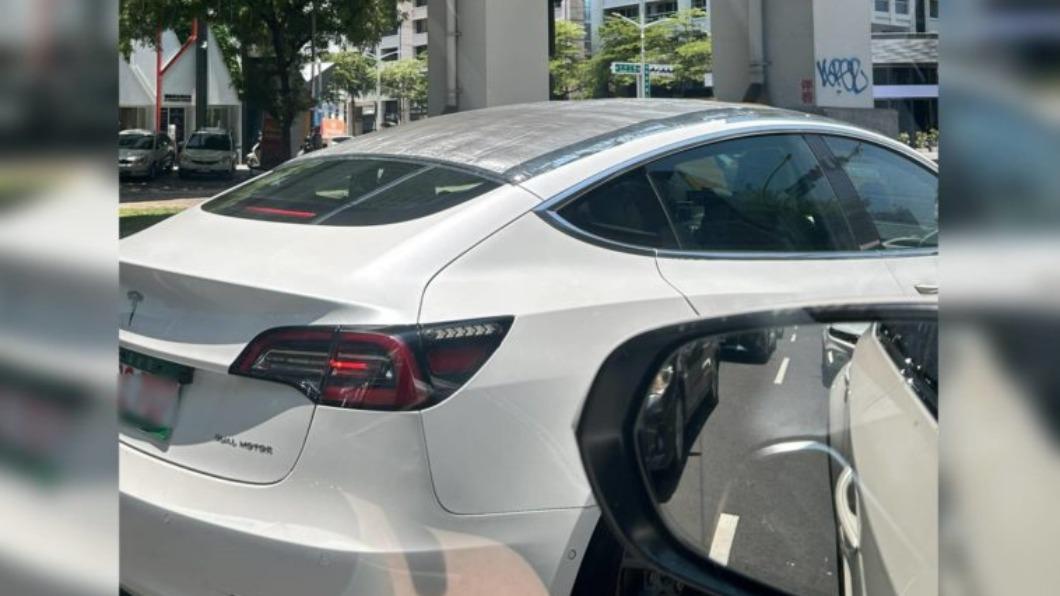 該車主直接將「鋁箔隔熱墊」黏貼在車頂上隔熱。(圖/翻攝自TESLA Taiwan Model 3_Y 特斯拉台灣車主群)