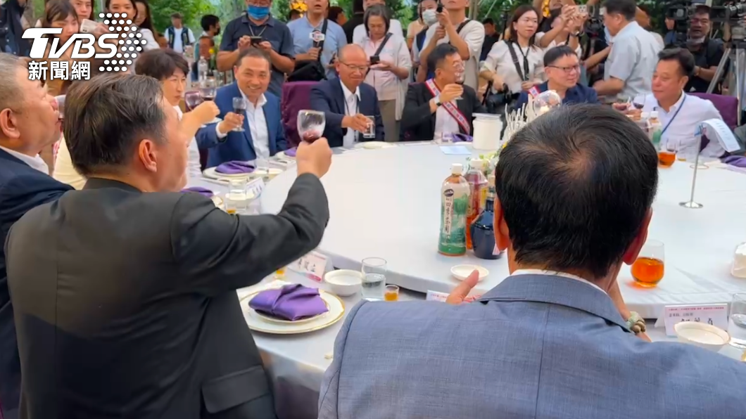 鴻海集團創辦人郭台銘與國民黨總統參選人侯友宜同台。(圖/TVBS)