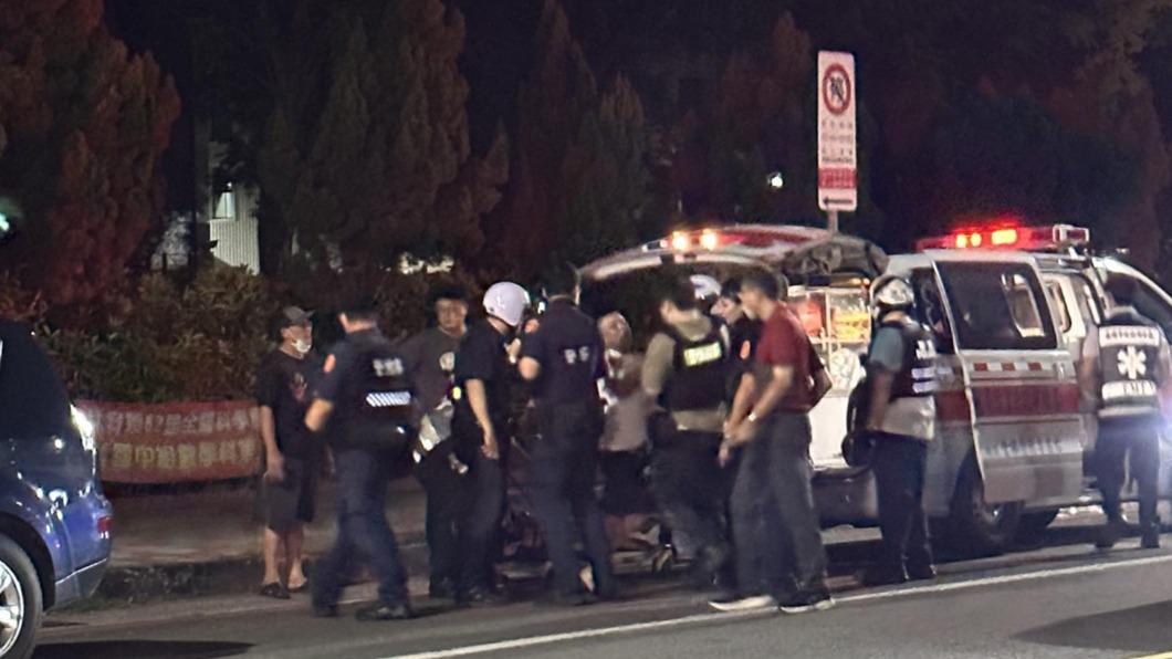 快訊/高雄爆襲警案!怪男街頭亮3刀 2警搶刀「手被劃傷」濺血送醫