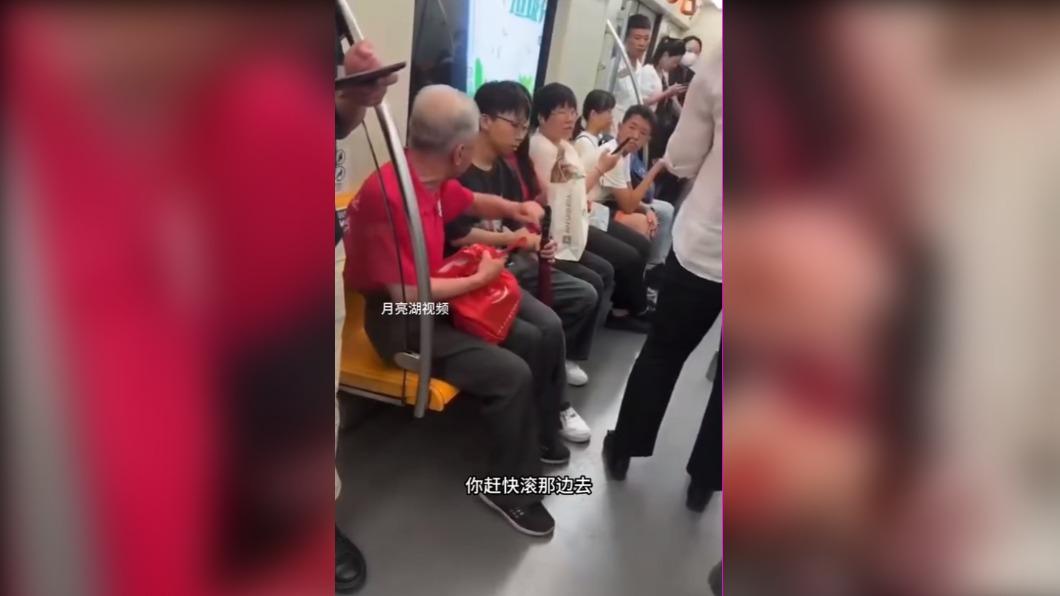 紅衣年長者不斷用與語言攻擊隔壁的年輕男子。（圖／翻攝自微博）
