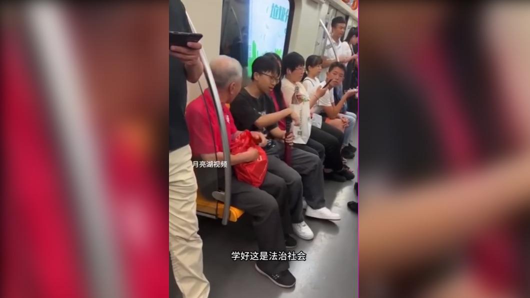 紅衣年長者諷刺他要上上法治課。（圖／翻攝自微博）