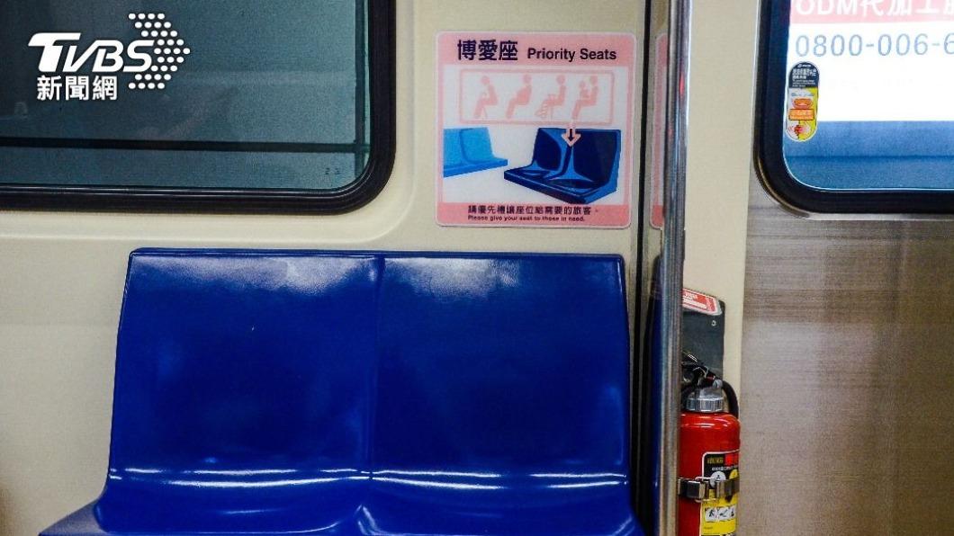 坐博愛座旁沒讓位被罵「台灣沒救了」！妹子嗆爆：管你甚麼事