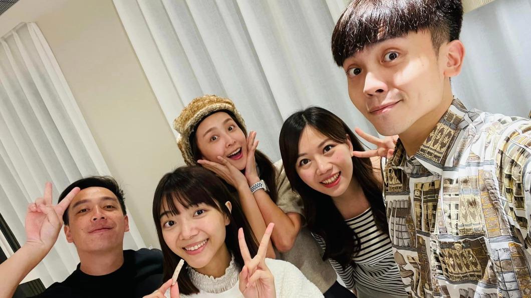 黃豪平曬出搬新家合照,周宇柔也在內。(圖/翻攝自黃豪平臉書)