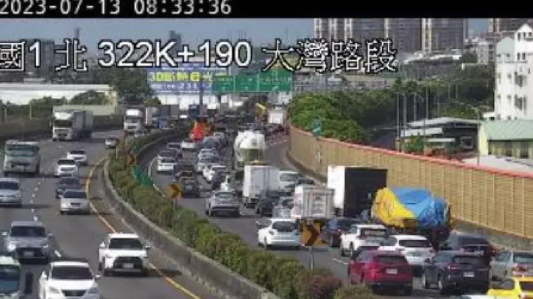 國道1號南下322.7公里處大灣段發生追撞車禍。(圖/翻攝高公局網站)