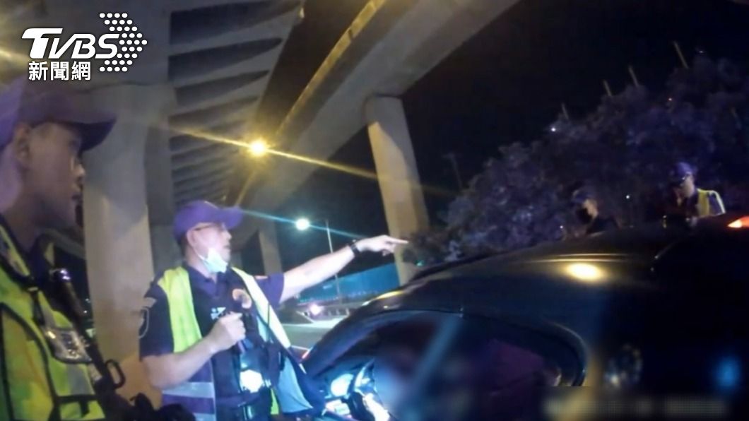 孕婦搭上警車送往婦產科醫院。（圖／TVBS）