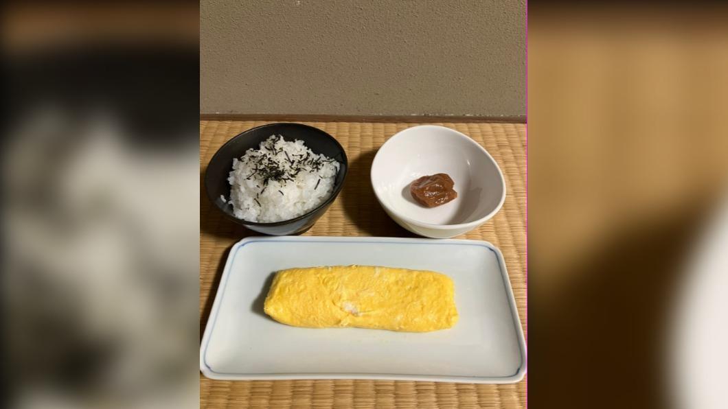 一名男子為了提早退休，20年來晚餐只吃白米飯、一顆醃梅子以及玉子燒。（圖 / 翻攝自@MaqwgNaJKDOnxGb推特）