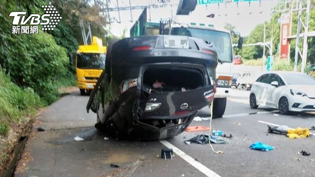 轎車撞向山溝邊坡後四輪朝天。（圖／警方提供）