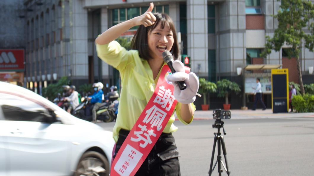 參選首日謝佩芬站路口拜票 誓言讓王鴻薇「議員立委兩頭空」