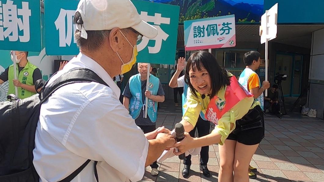 謝佩芬參選第一天,一早站路口拜票。(圖/謝佩芬辦公室提供)