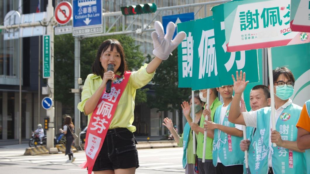謝佩芬參選第一天,一早站路口拜票。(圖/謝佩芬辦公室提供)