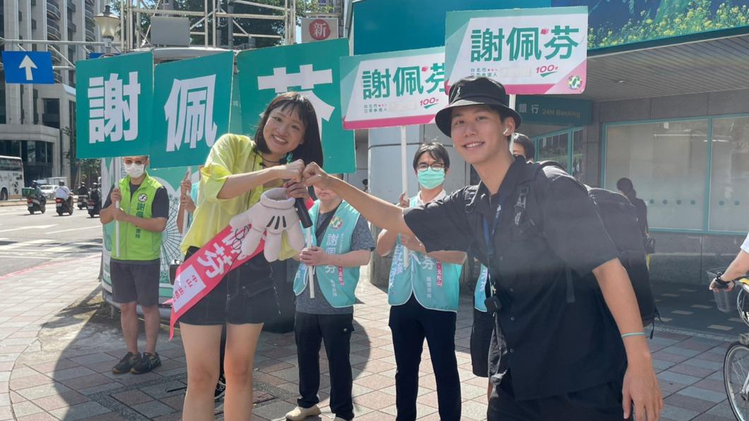 謝佩芬參選第一天,一早站路口拜票。(圖/謝佩芬辦公室提供)