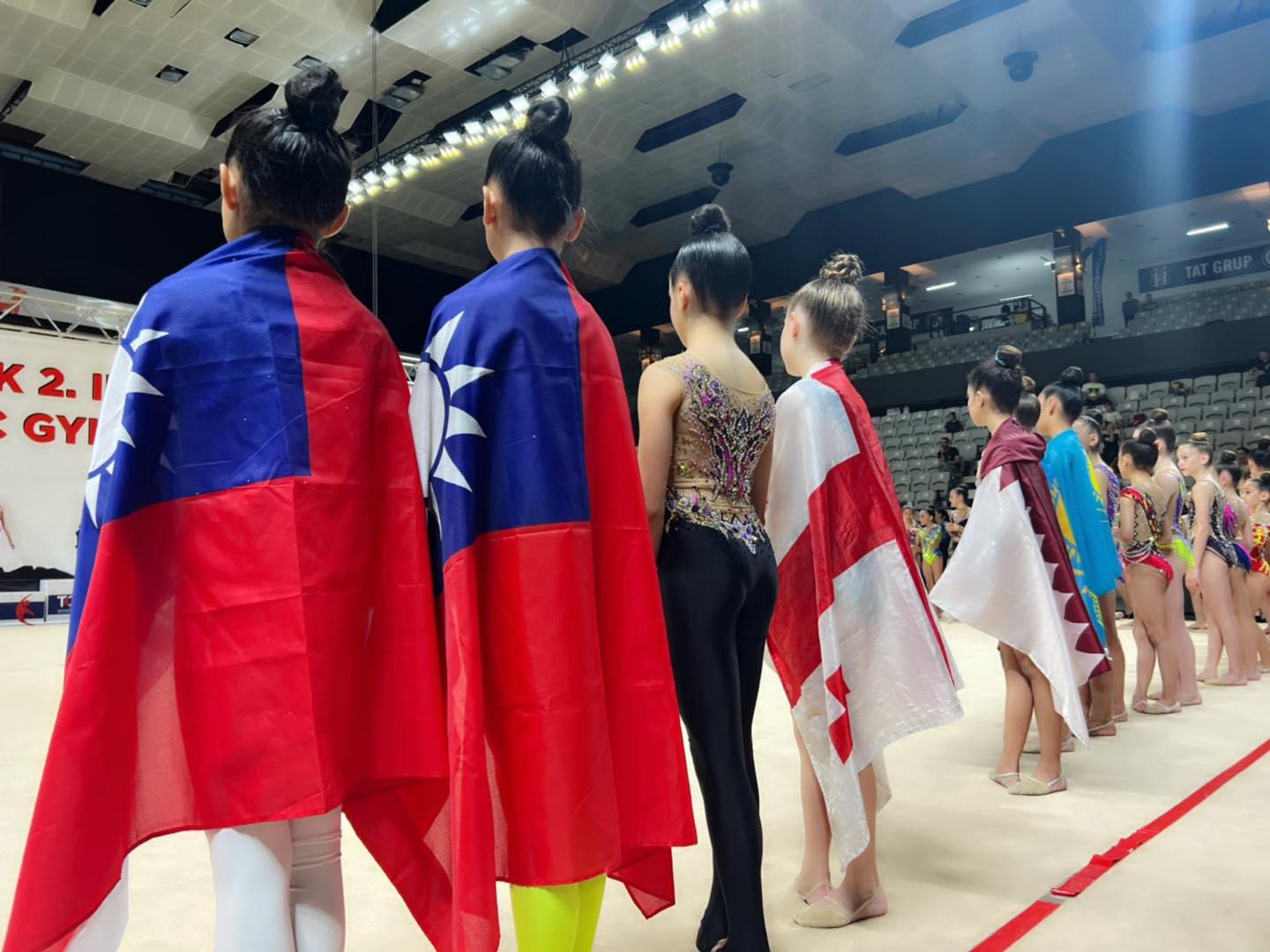瑞莎帶孩子們赴歐比賽,狂掃19金、7銀、2銅。(圖/翻攝瑞莎臉書)