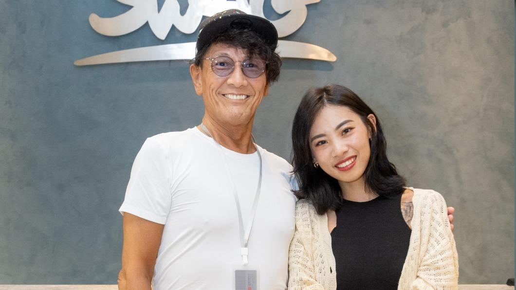 加藤鷹合體前輔導長內內!預告解封金手指 挑戰連5夜直播