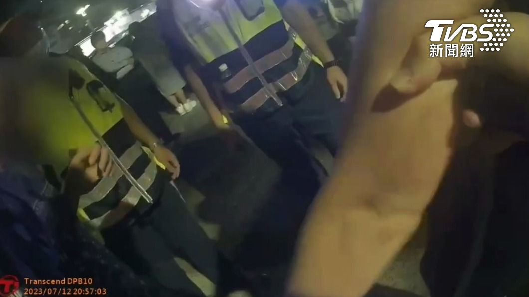 員警只好將人帶至安全區域要她離開。(圖/TVBS)