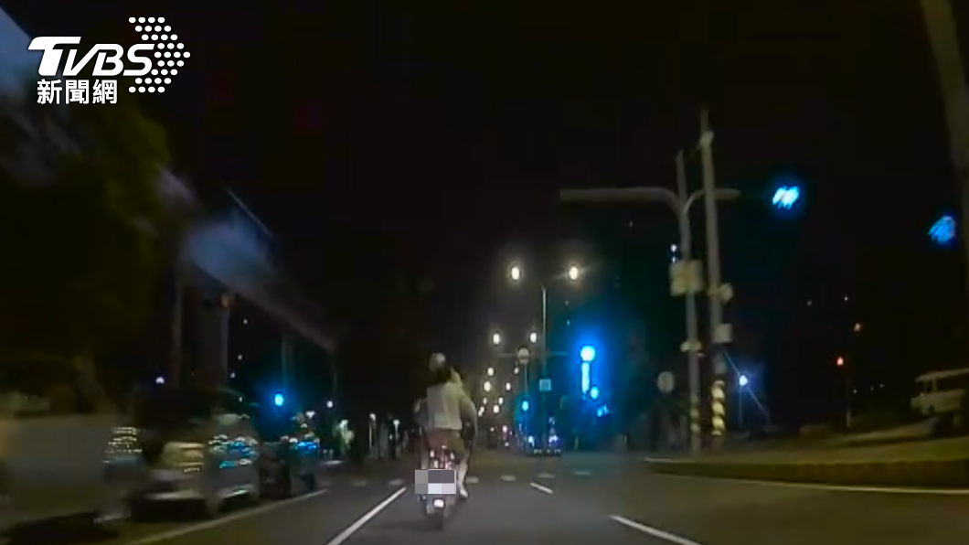 曹男一路蛇行逆向狂飆。(圖/警方提供)