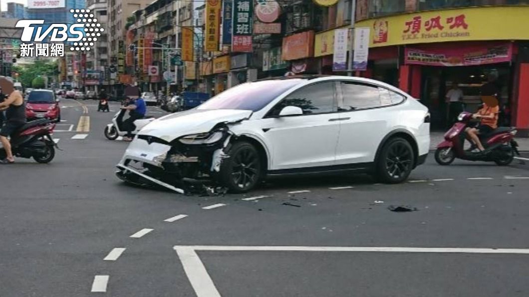 有片/租3百萬特斯拉代步!左轉碰撞直行小黃 車頭撞爛