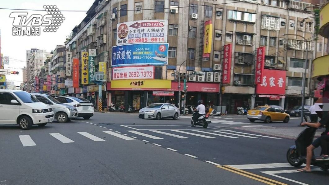 警消獲報趕抵。(圖/TVBS)