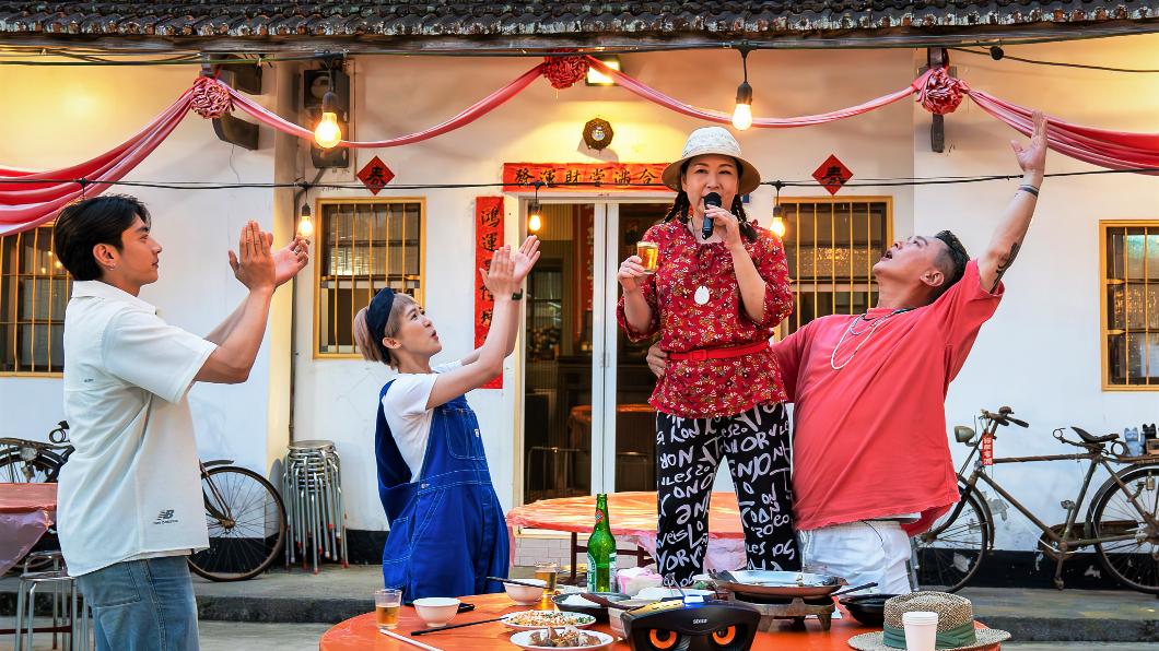 張秀卿在吃飯時嗨唱歌曲。(圖/東森提供)
