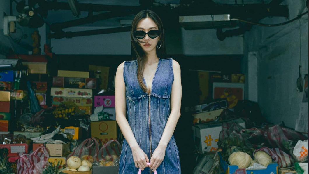 超接地氣!捕捉曾莞婷在菜市場吃水果 完美駕馭「台味」時尚