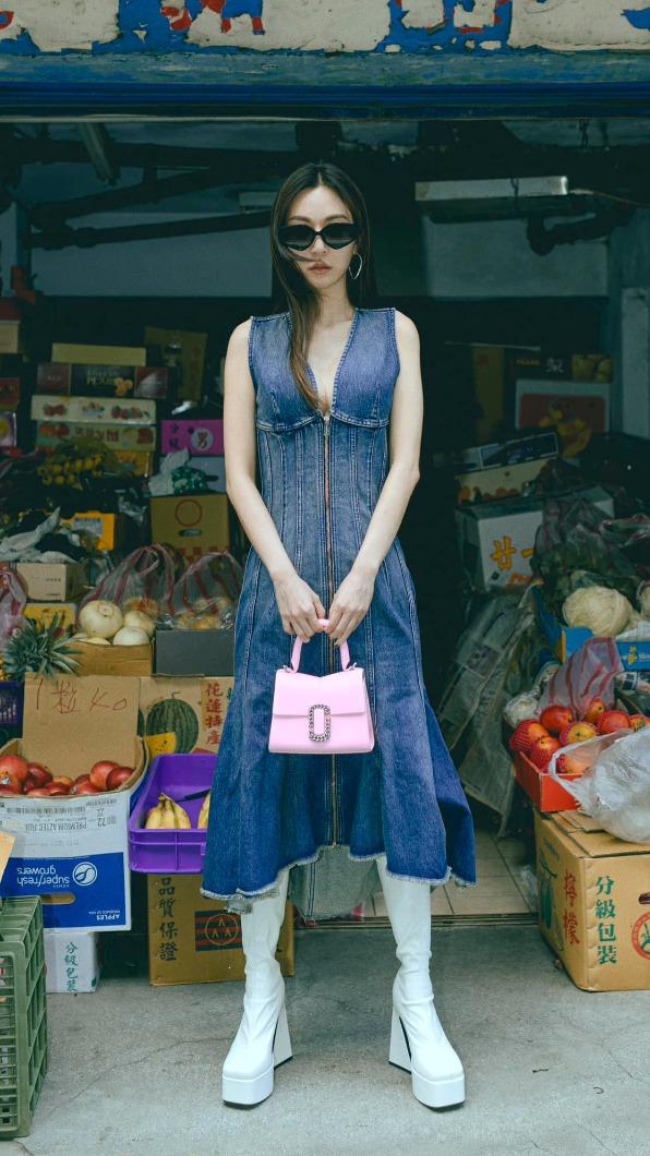 曾莞婷和水果攤合照十分接地氣。（圖／翻攝自曾莞婷臉書）