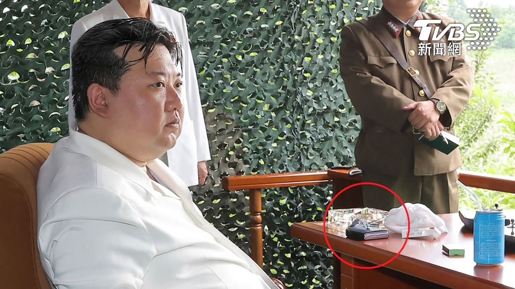 反南韓是假的? 金正恩桌上被拍到「折疊式手機」超像三星