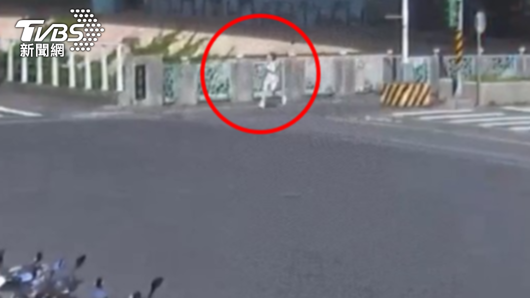 因為陽傘戳到不開心 新北兩女橋上互嗆拉扯當街脫裙